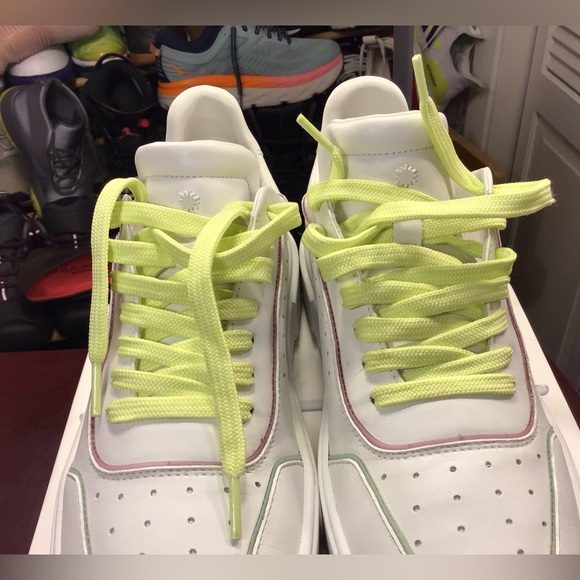 STUART WEITZMAN Leather Sneaker. - Picture 4 of 16